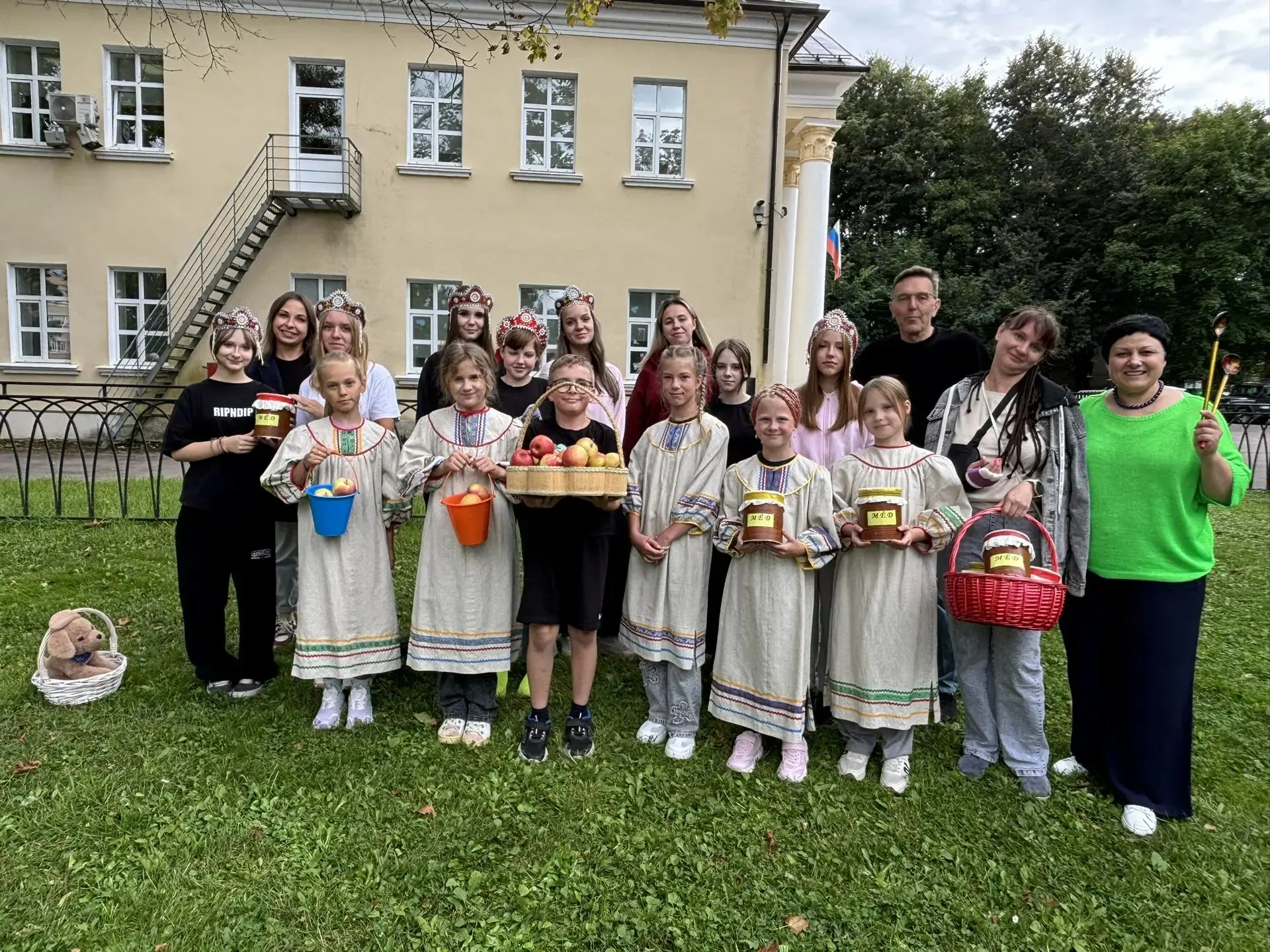 Летние забавы «Яблочный спас»