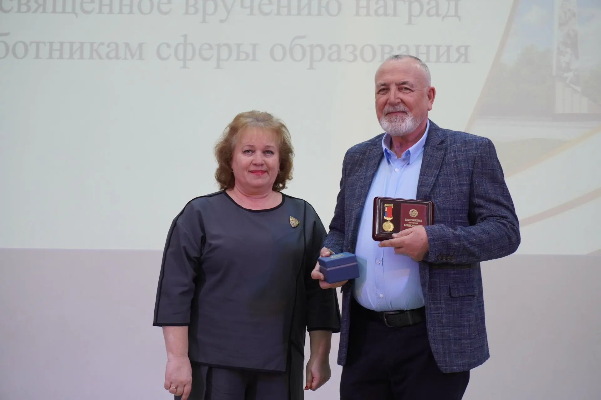 🎉 Лучших представителей системы образования города наградили в Барнауле   В среду, 8 апреля, на площ