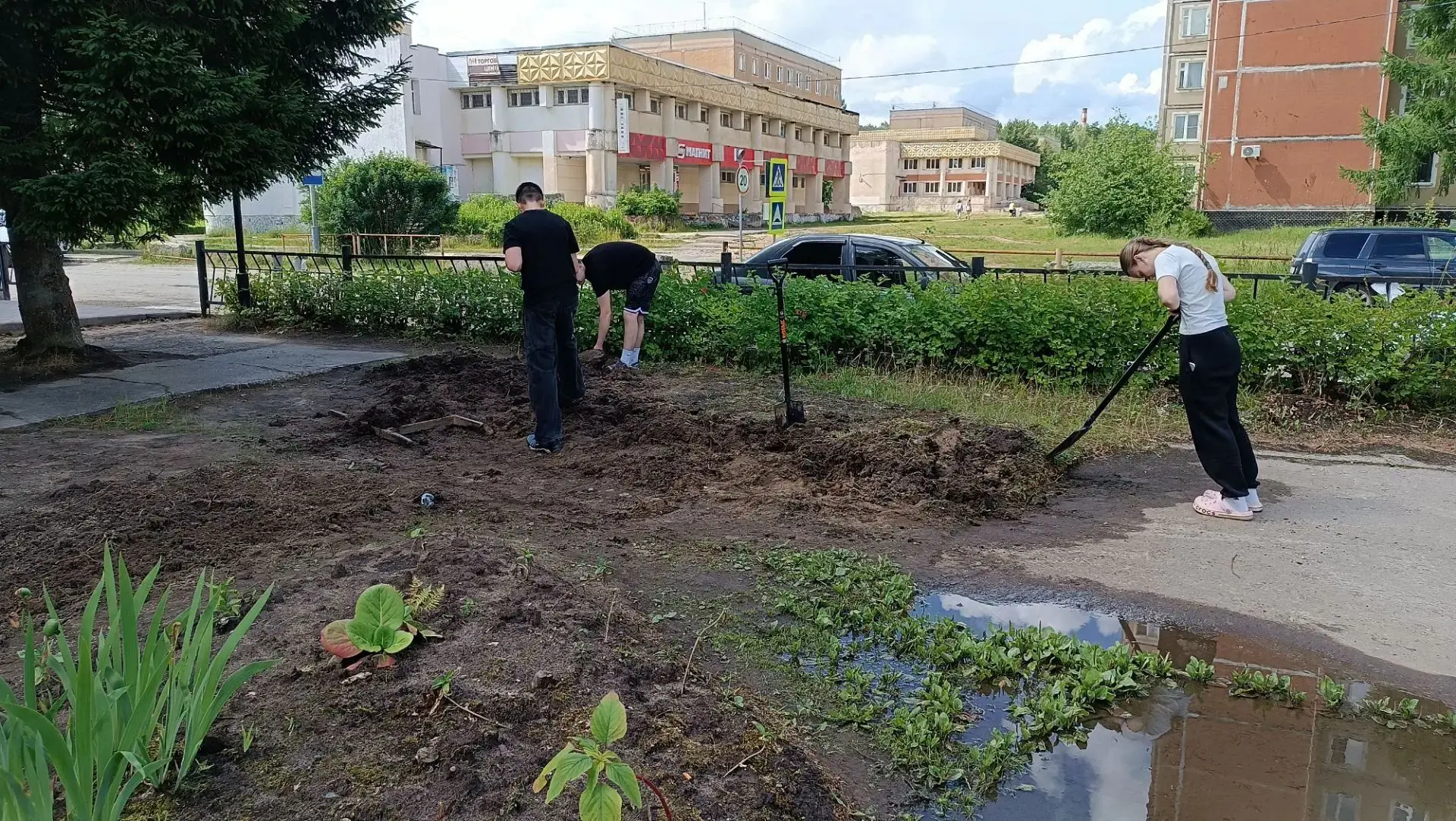 Работа кипит, настроение отличное! Наш школьный трудовой отряд взялся за преображение территории: об