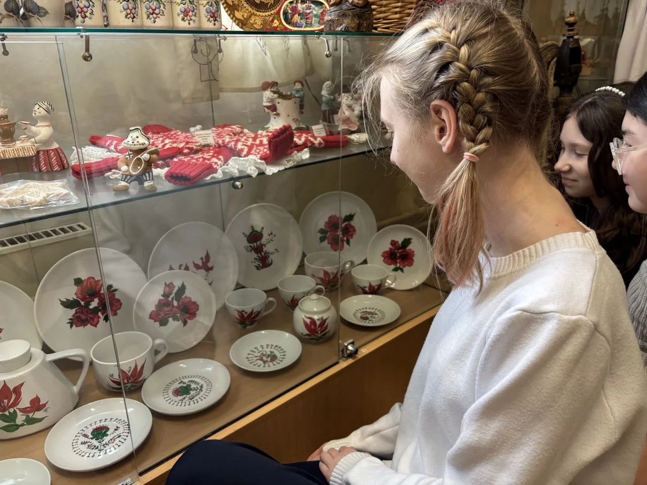 "У крыльца нежных лилий каскад, Гладиолусов яркие краски, Флоксы – словно цветной водопад, А под виш