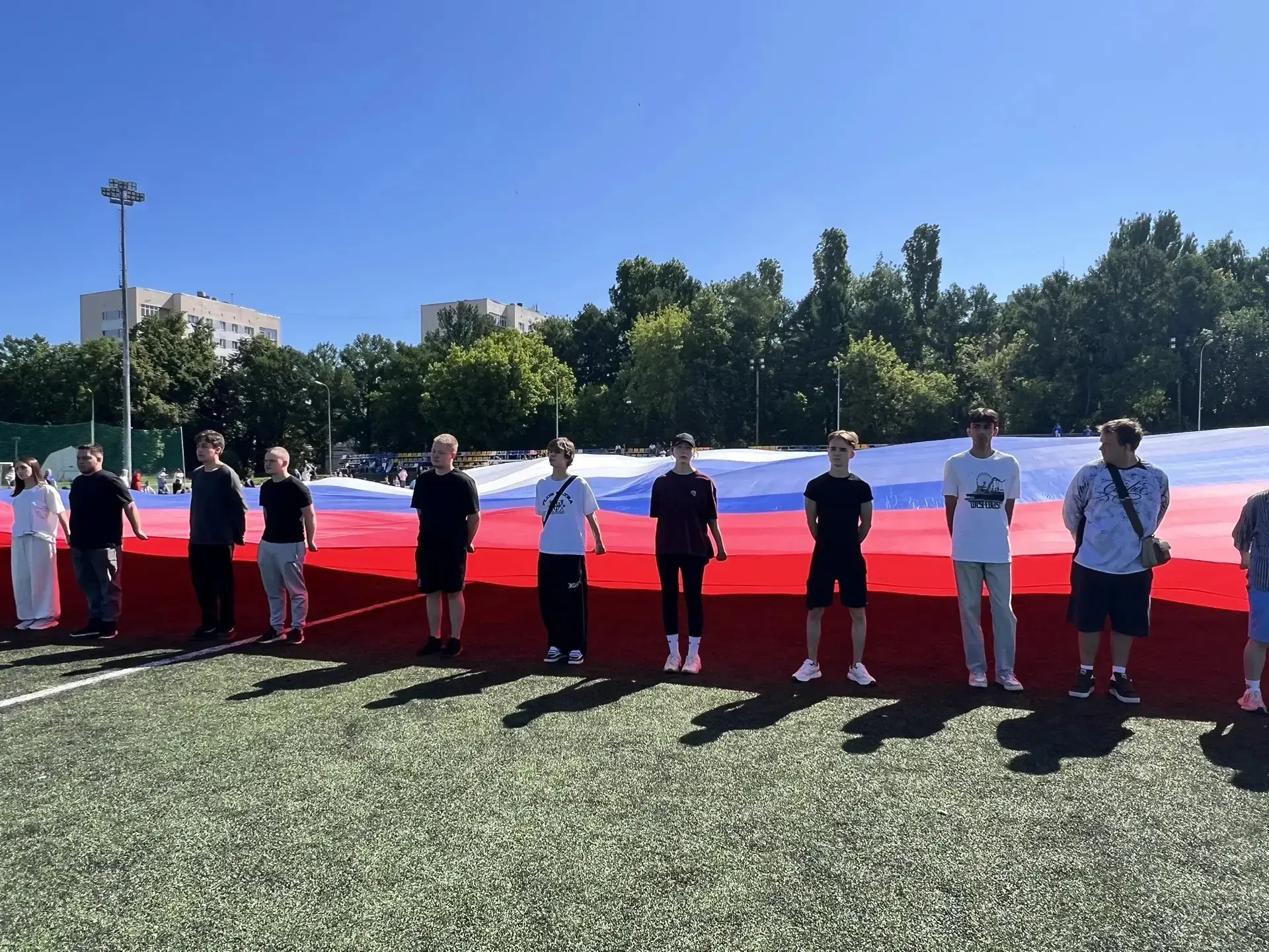 Ко Дню России Единая Россия провела патриотические акции, концерты и вручение паспортов

🇷🇺 На Сах