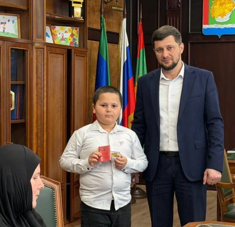 Государственные награды вручил глава Магарамкентского района Нариман Эфендиев семьям уч...
