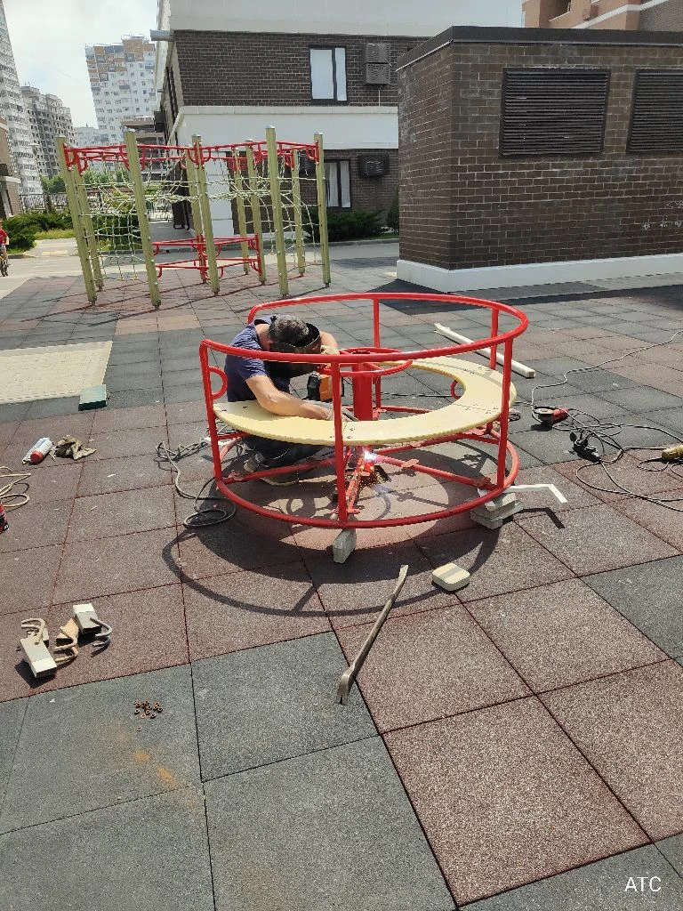 Ремонт карусели на детской площадке🛠