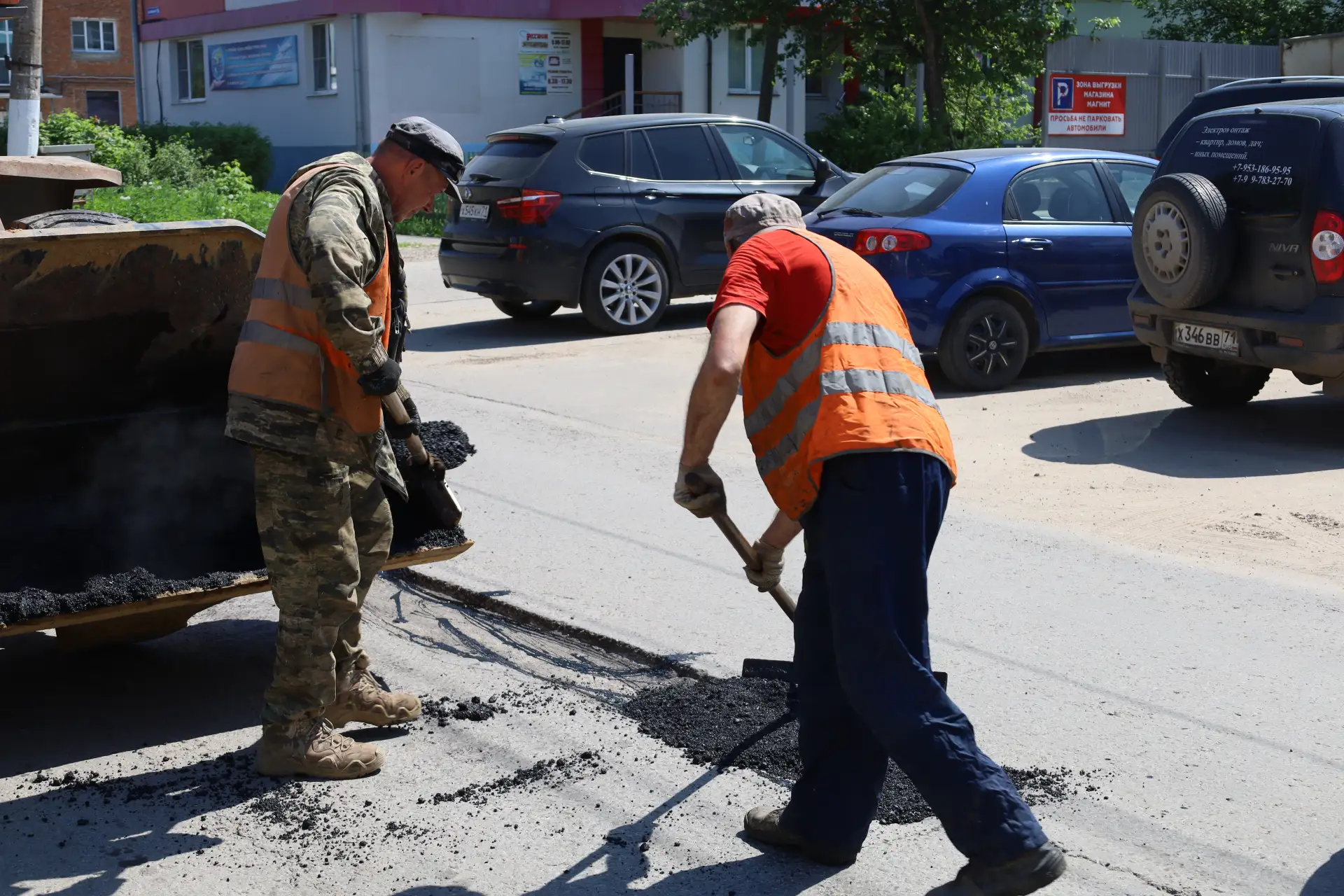 🚧 В Новомосковске продолжается ямочный ремонт дорог  Дорожные службы продолжают работу на улицах гор