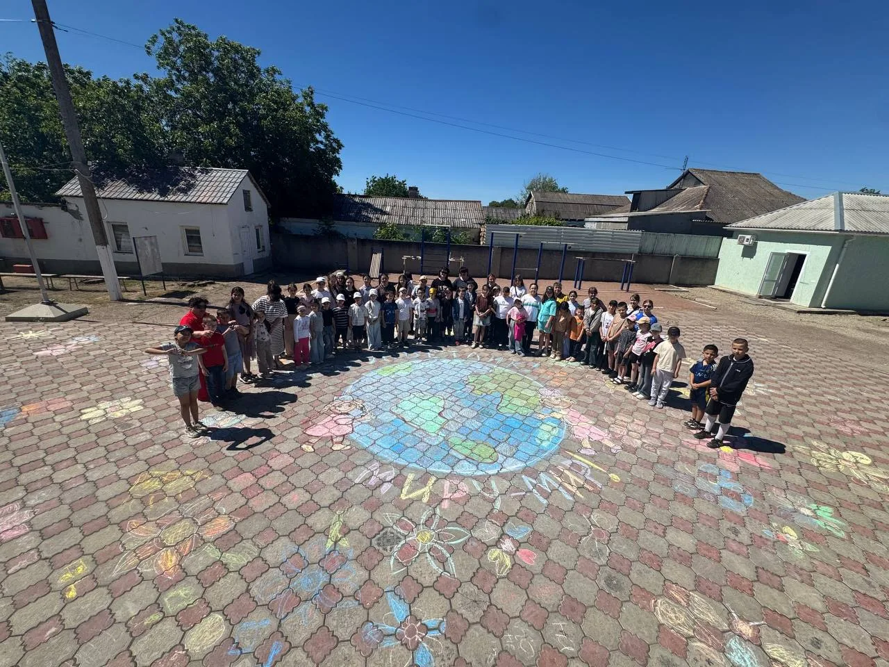 🎨 Мир в ярких красках: День защиты детей на летней площадке! ☀️

В самый солнечный и радостный праз