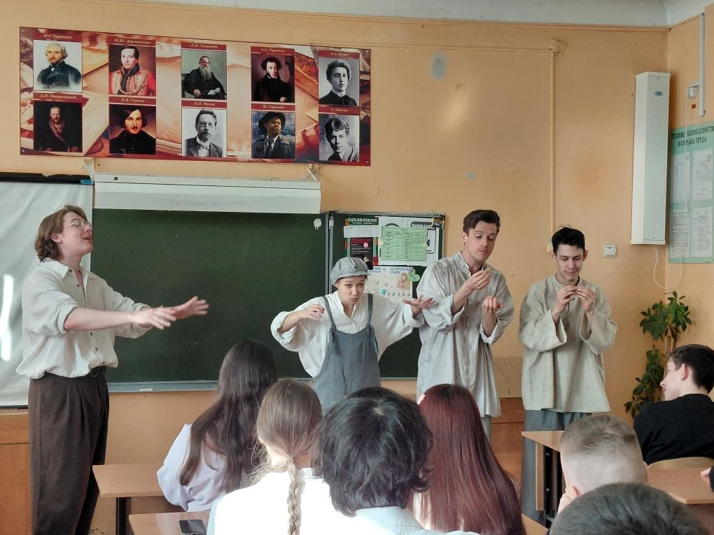 🎭 В нашей школе были гости 🎭  Наверняка вы узнаете некоторых из них 😉 Да, это артисты Амурского обла