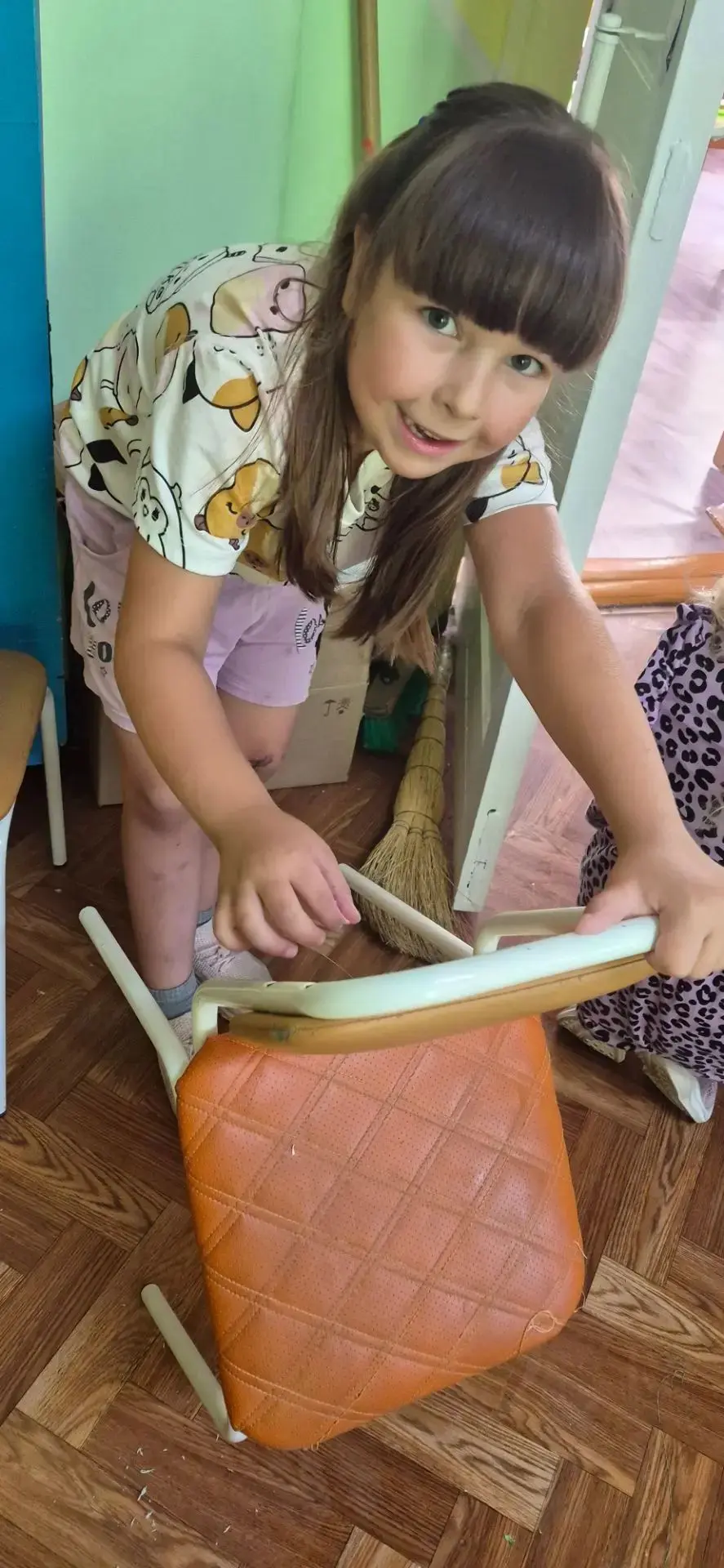 🧼Юные помощники🚿🪑

Сегодня ребята из подготовительной группы "Звёздочки "   принимали активное уч