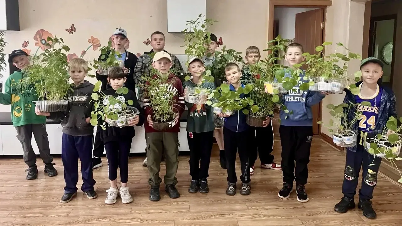 Вчера в СРЦН прошёл День добрых дел. Дети вместе с воспитателями высадили цветы на терр...