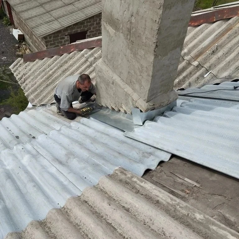 Краснолучский филиал НКО ЕУК отремонтировал шиферную кровлю по адресу: 📍 г. Красный Луч, г. Вахрушев
