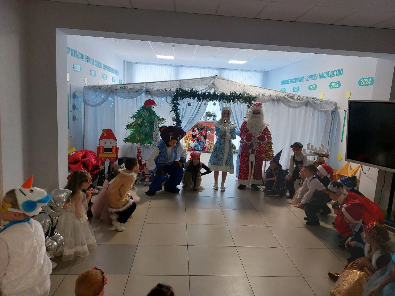 ❄️ Традиционная резиденция Деда Мороза в нашем лицее! ❄️🎄 В конце декабря в нашем лицее открывается 
