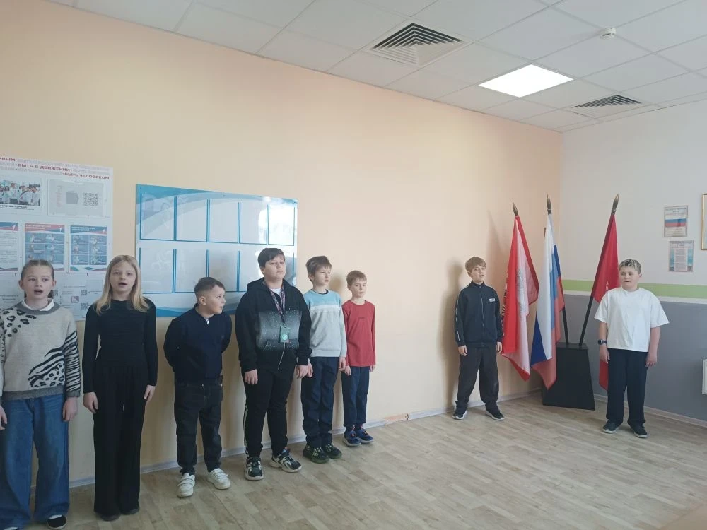 🇷🇺 🚀 После каникул учебные будни в нашей школе начались с традиционной торжественной церемонии.  ⭐️В