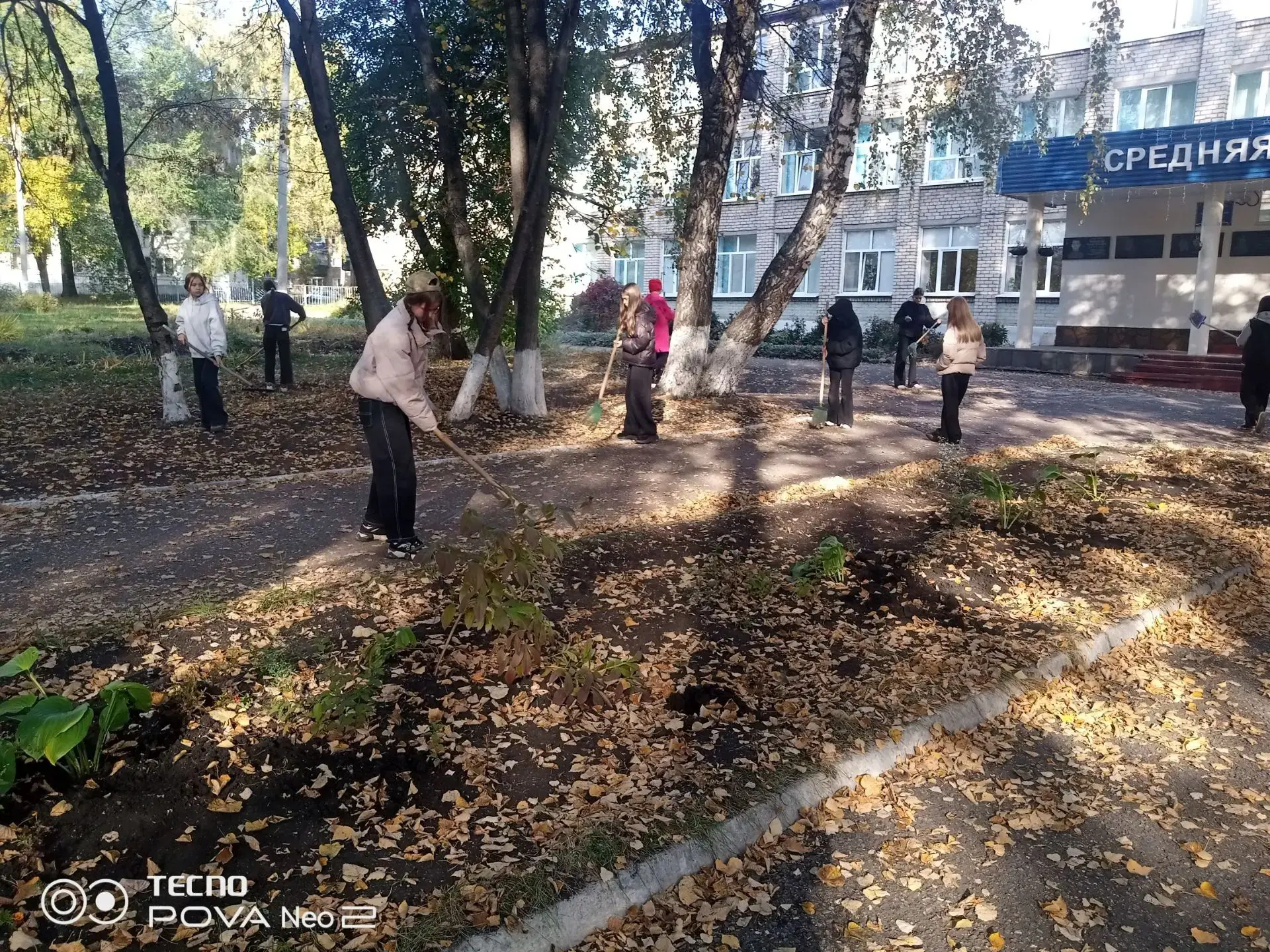 ‎В школе состоялся традиционный экологический субботник «Чистый четверг». 🌳🏢