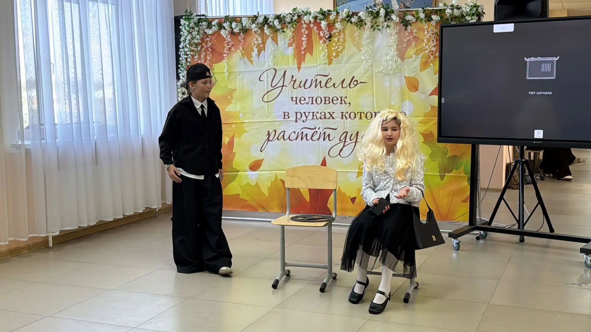 **Когда школа - одна большая семья: как мы поздравили наших учителей!**💐🎼