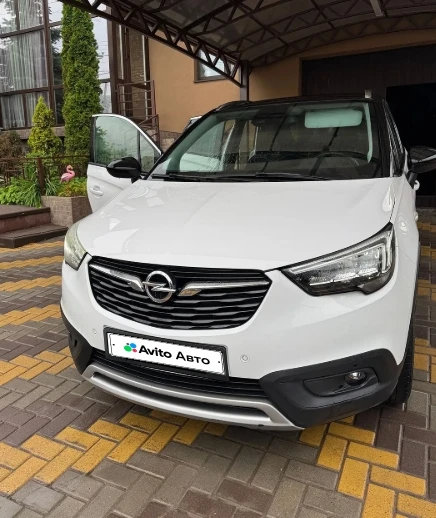 Opell Crossland X с пробегом 44 тысячи. Машина 2020 года с мотором 1.2 бензин 110 л.с. Автомат, пере