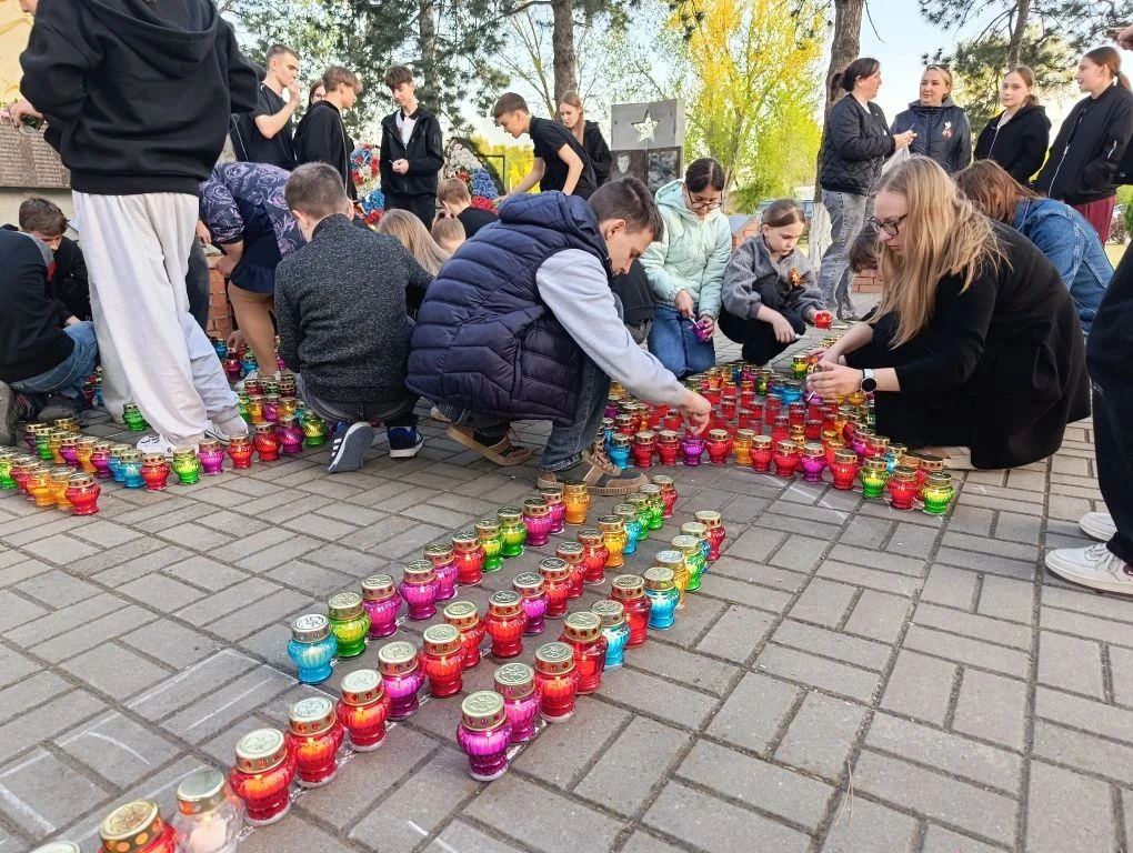 7 мая в Новобатайской школе прошла акция «Свеча памяти». Школьники выложили из горящих лампадок симв