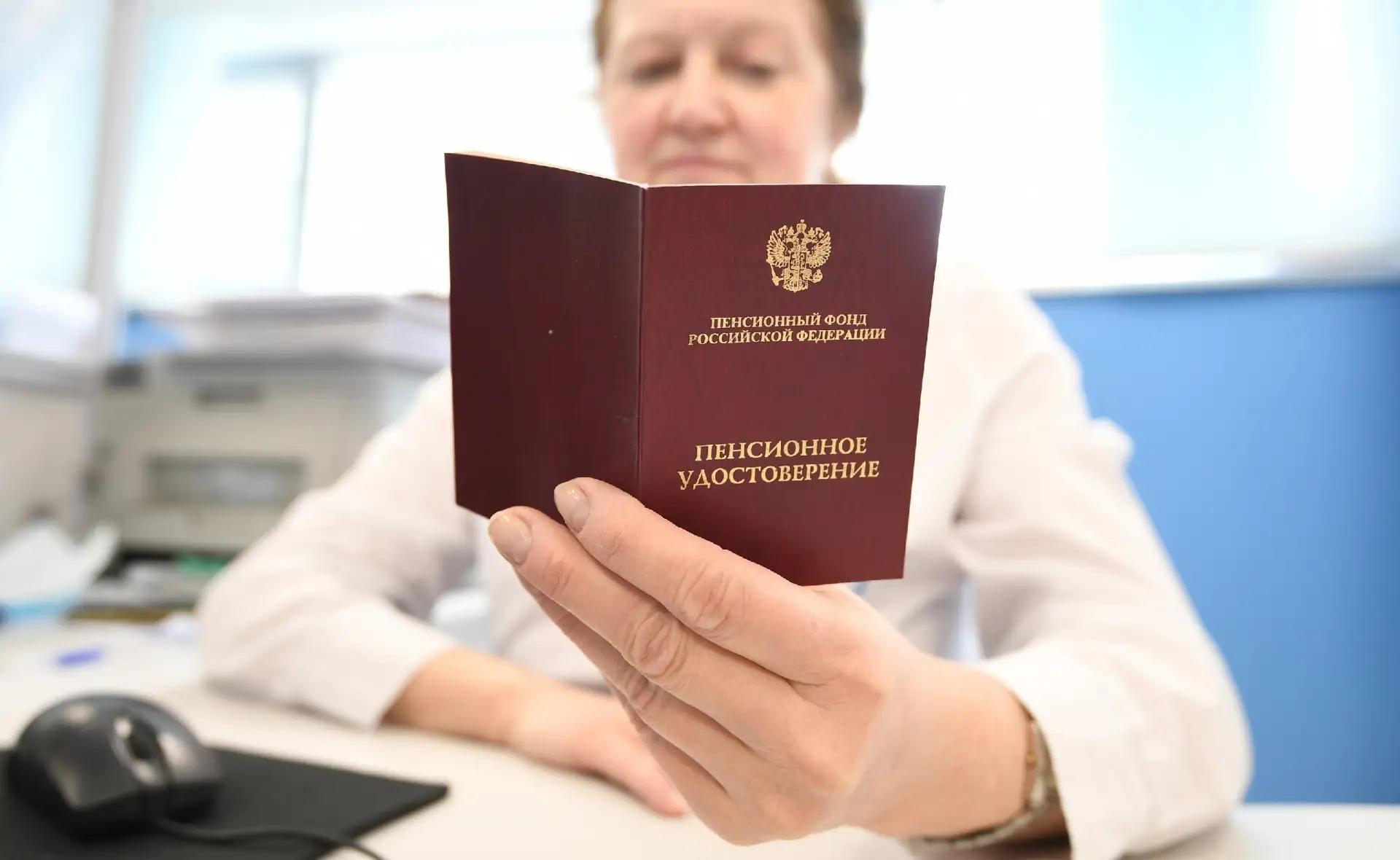 Россиянам напомнили, какие категории граждан могут выйти на пенсию досрочно.

▪️для многодетных мате