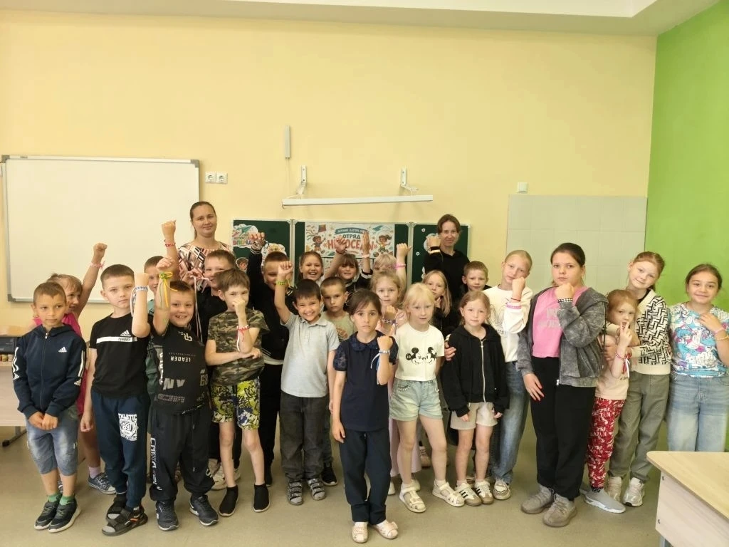 «Браслеты дружбы» в цветах триколора: как в лагере «Лето в деле» отметили День России

Яркие, красоч