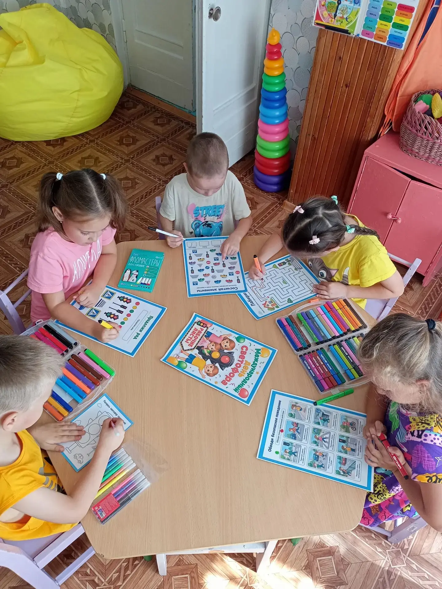 Знают дети с давних пор
