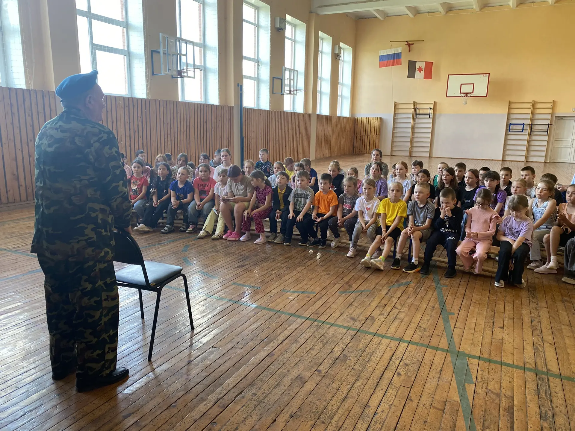 Прямо здесь и сейчас в пришкольном  лагере  «Лучик» встреча с ветераном боевых действий Косаревым Дм