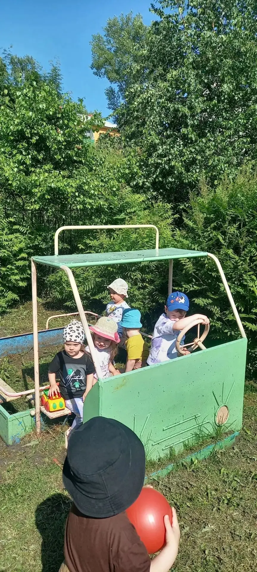 Пока наш детский сад закрыт на ремонт, мы отправились в путешествие.🏖 ️На море, к бабушке в гости, 