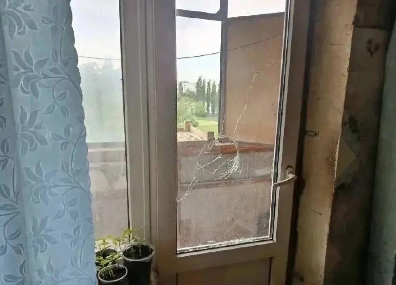 ❗️Ночью обломки вражеского беспилотника повредили многоквартирный дом в Северо-западном микрорайоне 
