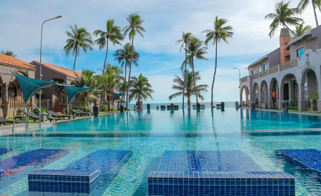 LE VIVA RESORT MUI NE (EX. HAI AU RESORT) во Вьетнаме встречает гостей на первой линии ...