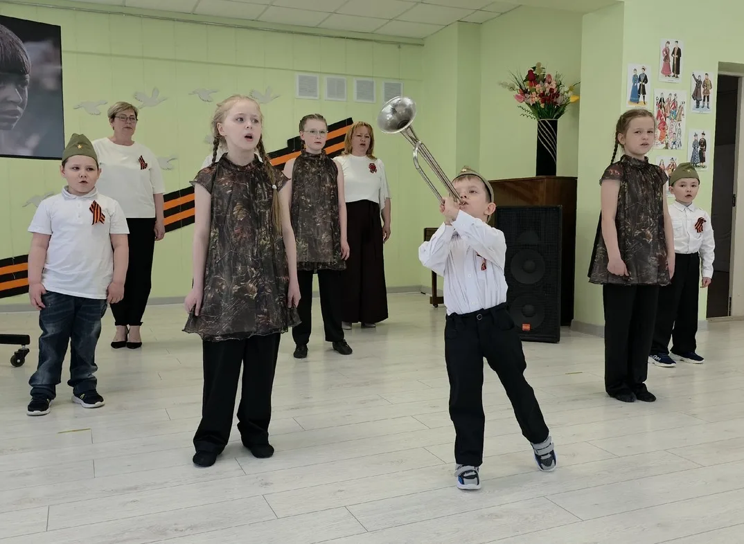 В центре «Флагман» прошёл литературно-музыкальный фестиваль «На крыльях Победы» 🕊️  В преддверии 81-