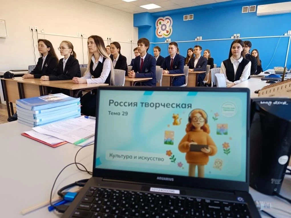 🎧 Музыка в наушниках, городские афиши, стильный дизайн одежды, удобные мобильные приложения… Всё это