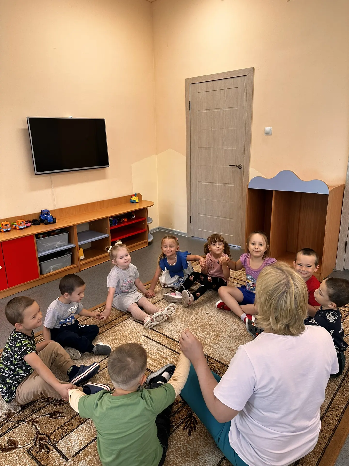 Каждое утро в нашем детском саду начинается с теплой и важной традиции — утреннего круг...