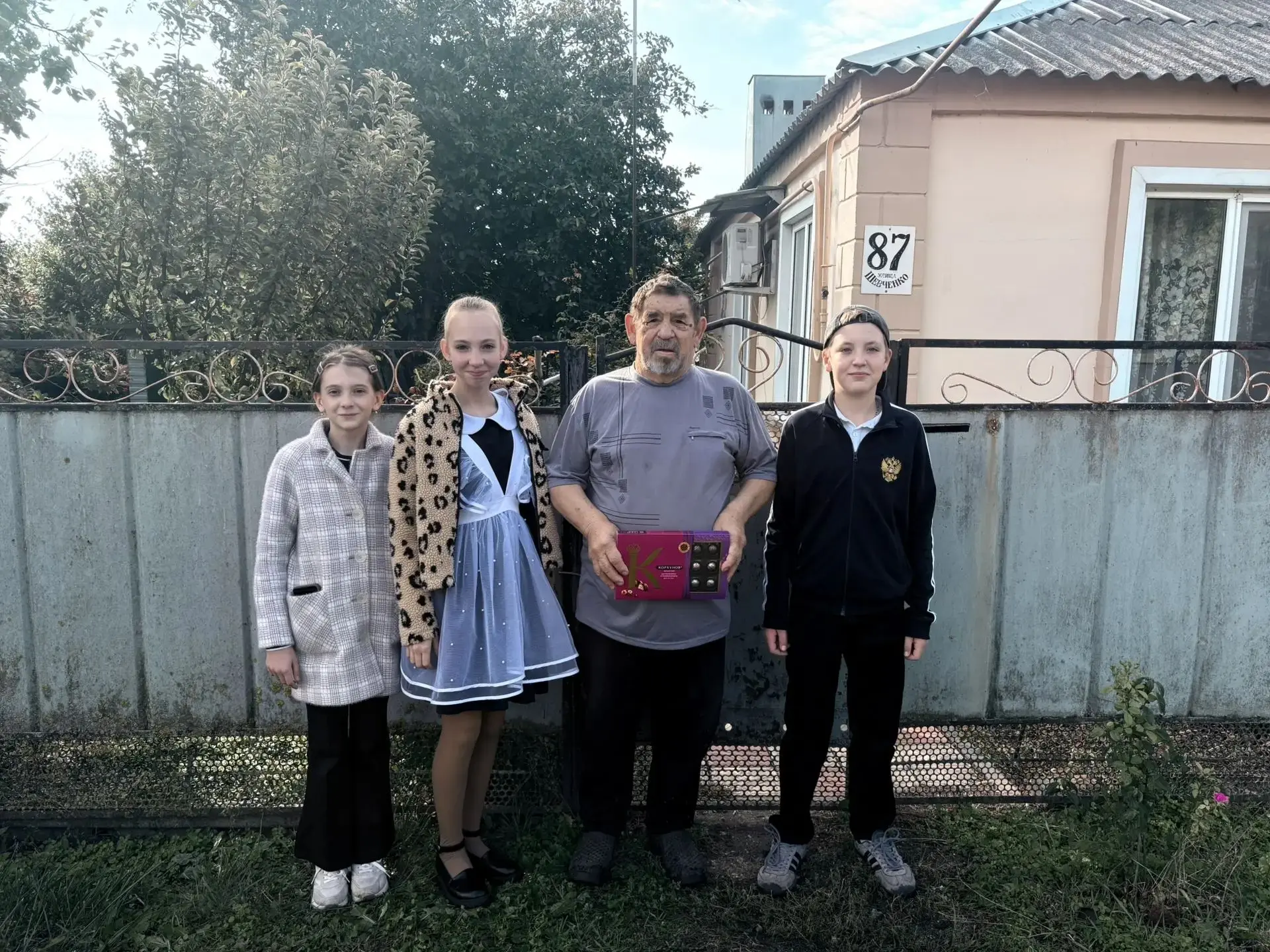 В канун Дня учителя учащиеся 6 «А» класса навестили и тепло поздравили ветерана педагог...