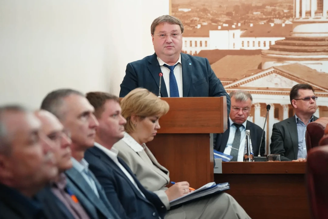 Представил депутатам Ульяновской Городской Думы отчёт о деятельности администрации горо...