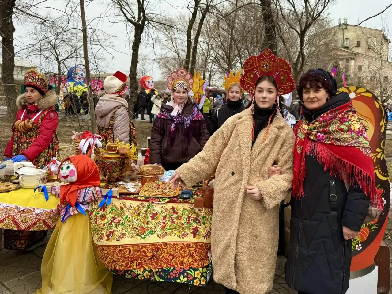 Настоящий праздник весны — масленичная ярмарка, которая ударила в сердце города яркими цветами, аром
