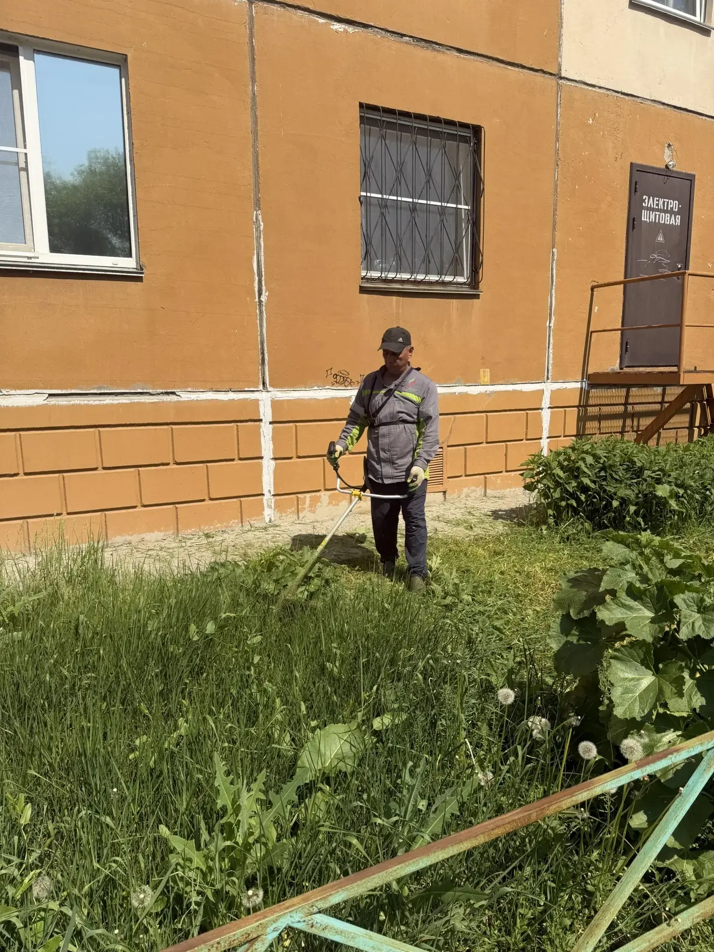ООО УК "На Кузнецова" ведут работы по покосу   травы на дворовой территории мкд.