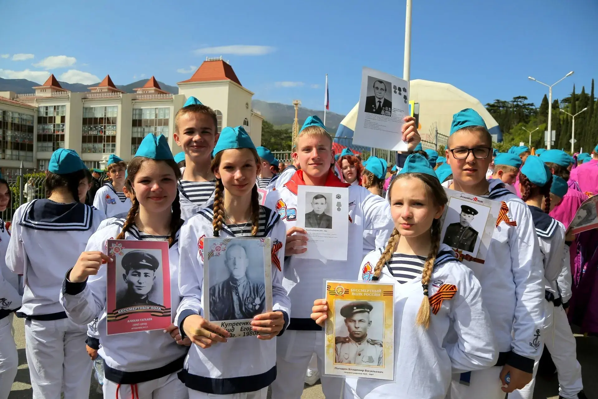 Сегодня в руках наших детей – не просто портреты, а живые символы мужества.   Каждая фотография – эт
