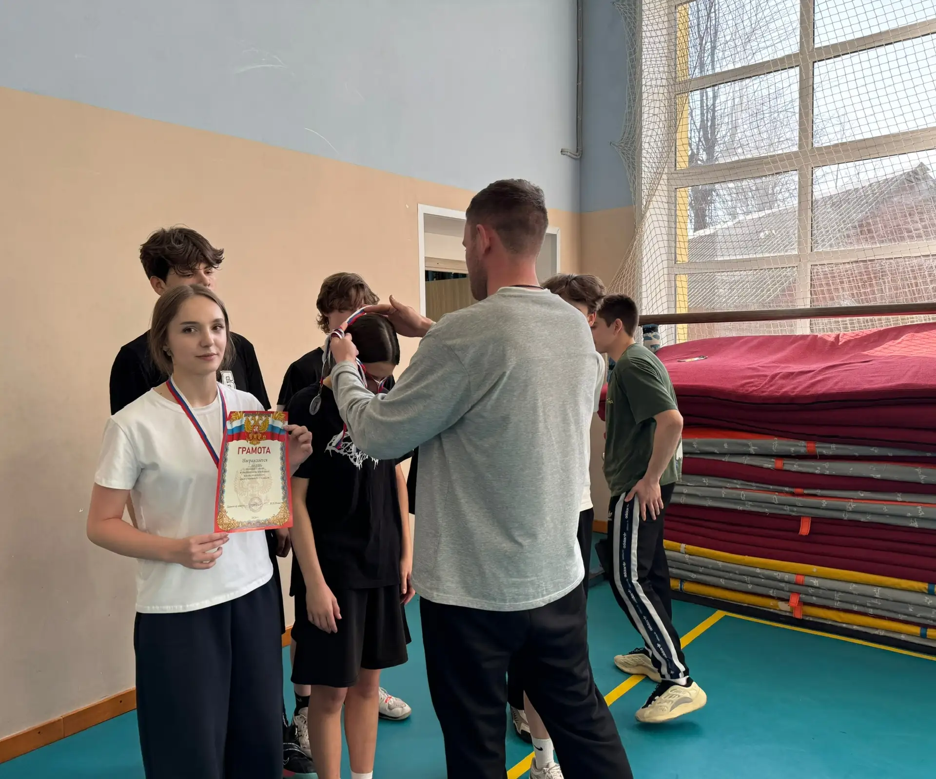 В спортивном зале МОУ «СОШ имени А.П.Чехова» было жарко: за звание чемпиона школы по волейболу срази