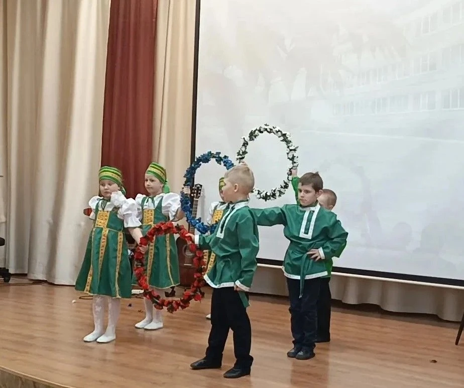 «Поздравили школу с юбилеем».
25 марта особенный день — день, наполненный улыбками, цветами и самыми