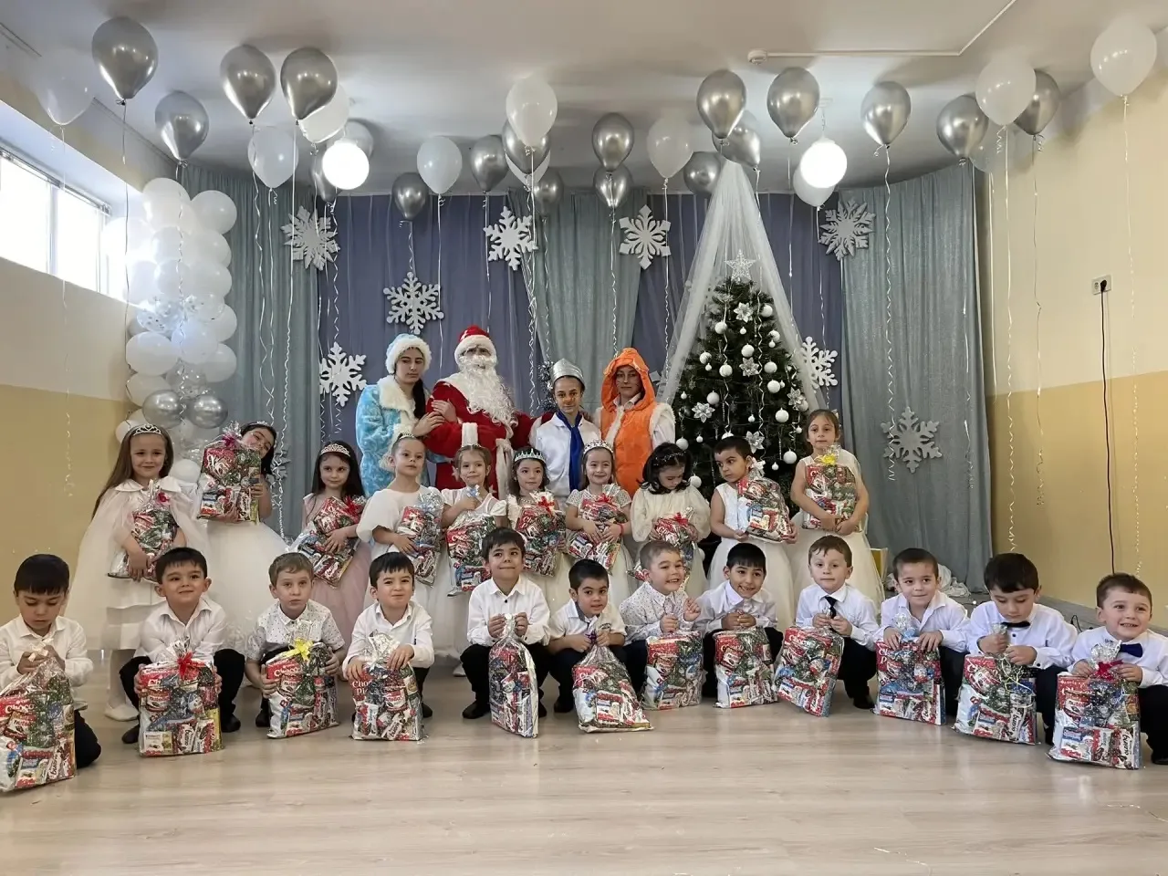 Посмотрите в окно 🪟  наши дорогие следопыты и снежинколовы! Наша гостья Зима медленно-...