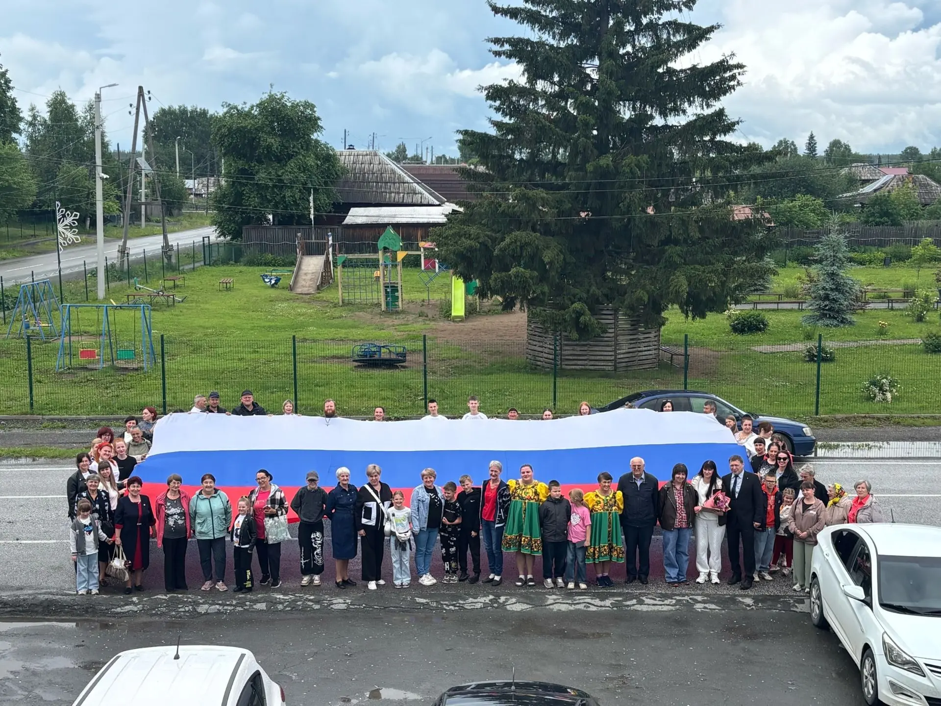 🇸🇮Сегодня в Сосьве, у стен Районного культурно-спортивного комплекса, развернулось яркое полотно п
