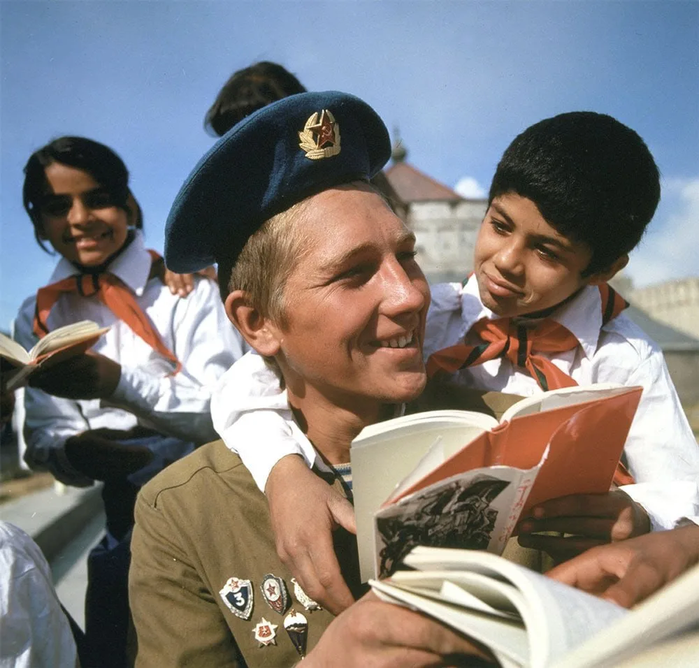 Советский рядовой Андрей Варфоломеев и афганский пионер, 1985 год.
