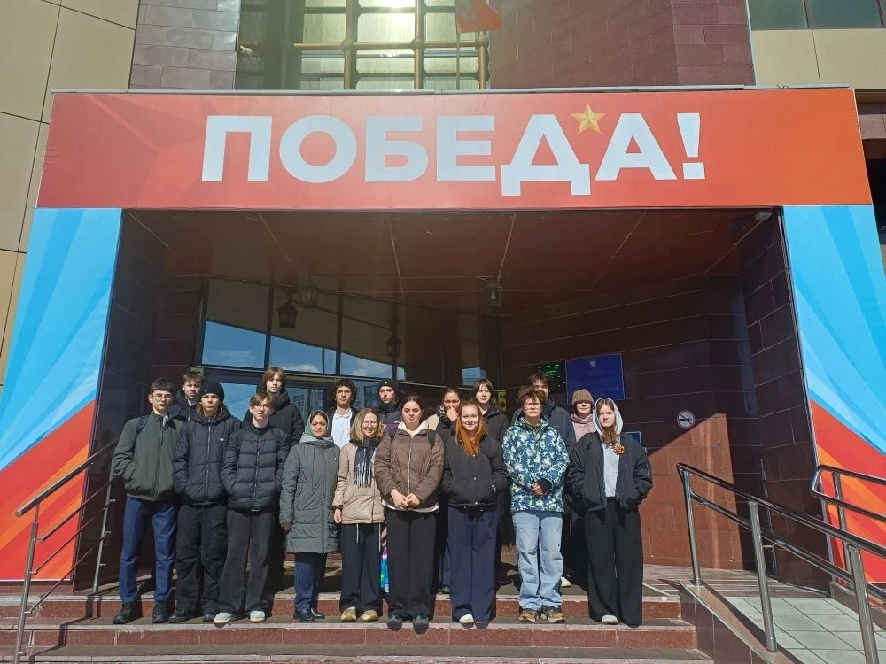 🇷🇺 «А нам нужна одна победа!»: как старшеклассники прикоснулись к живой истории 🇷🇺  Эти строки, знак