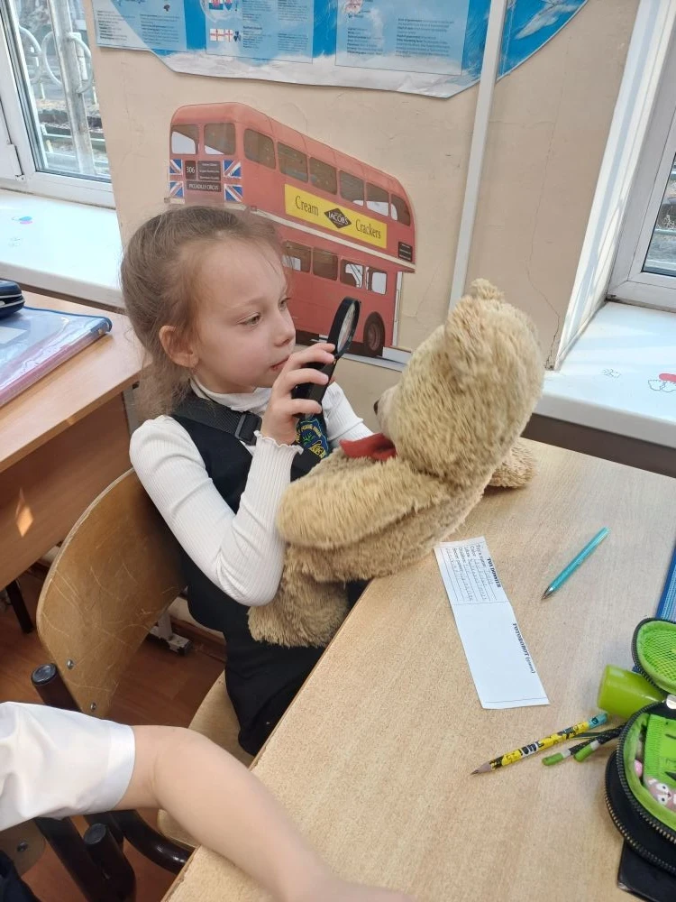 🔍✨ ENGLISH IS FUN! ✨🔍  📅 18 и 20 марта в классах 2.1, 2.2 и 2.3 прошёл необычный урок-расследование 