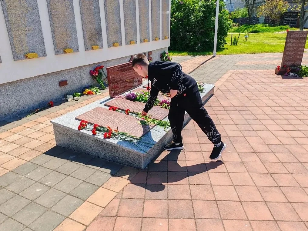 В 4 «Г» классе вчера прошло особое мероприятие: ребята посетили мемориал с Вечным огнём и возложили 