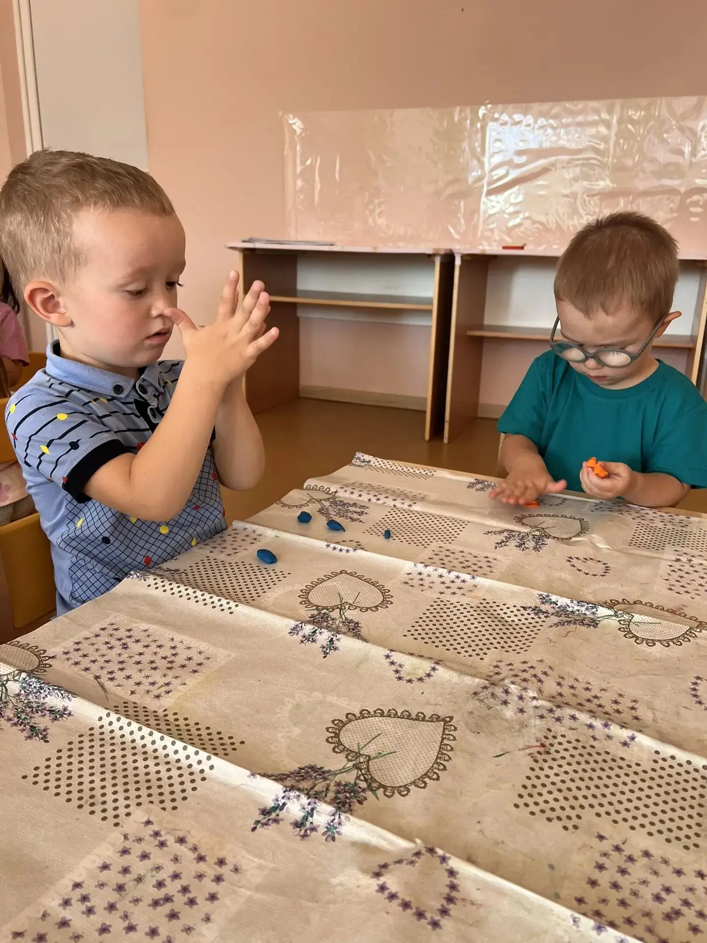 ✨Лепка в младшей группе направлена на развитие мелкой моторики, знакомство со свойствам...