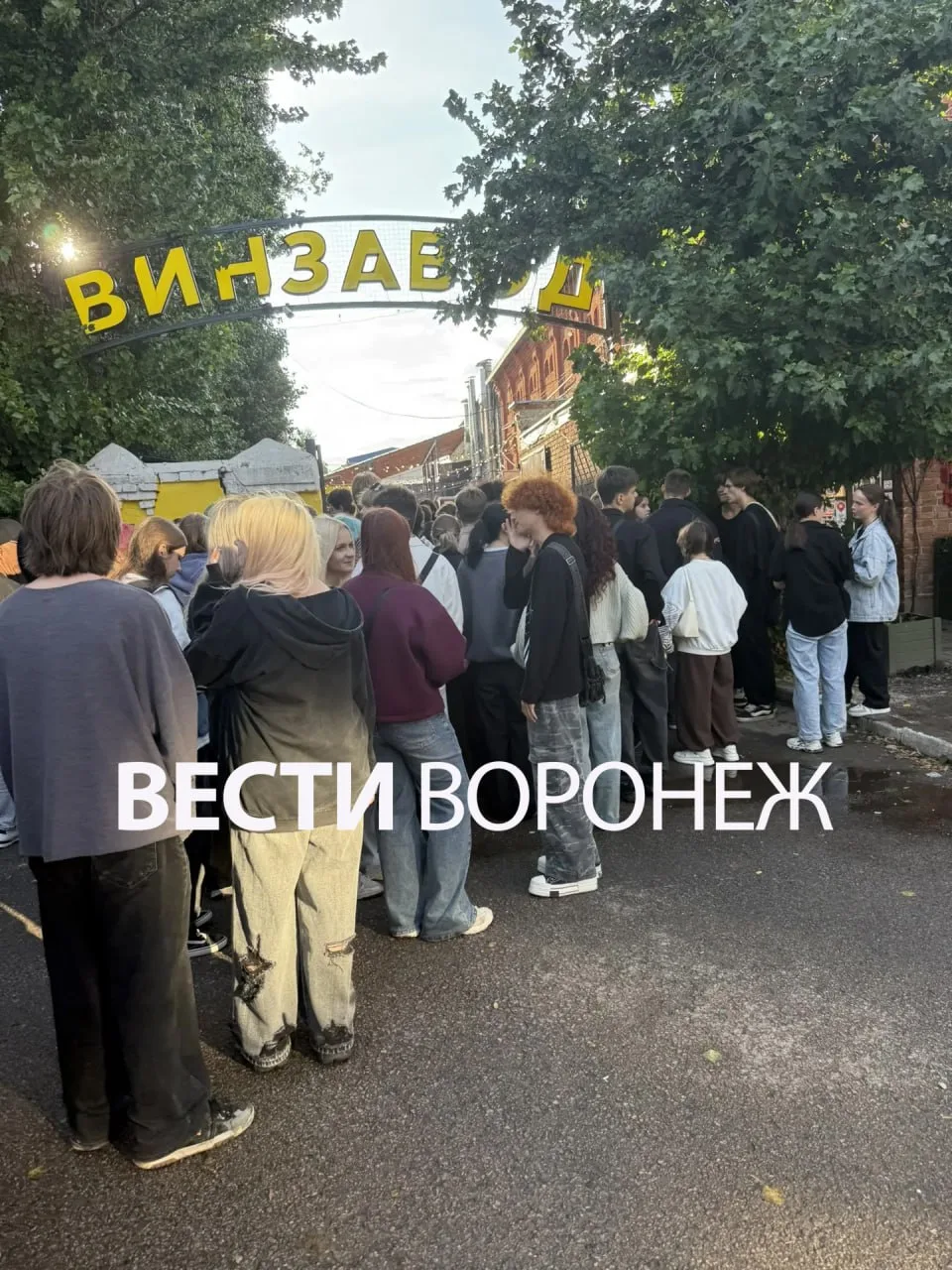 😱Огромная очередь образовалась у «Винзавода»

Столько людей пришли на концерт рок-группы «Папин Оли