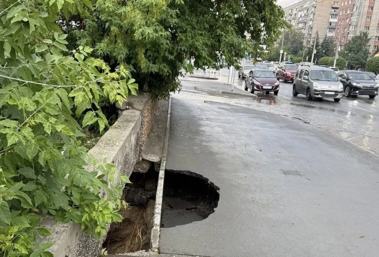 Никогда не было и вот опять

😩 На тротуаре вдоль Красного проспекта провалился асфальт. Случилось э