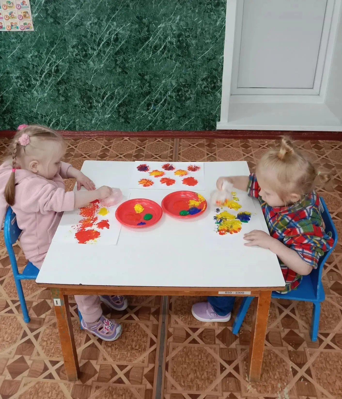 Если ваш ребенок хочет рисовать, но в доме не нашлось кисточки🖌️ , не расстраивайтесь! Для работы в
