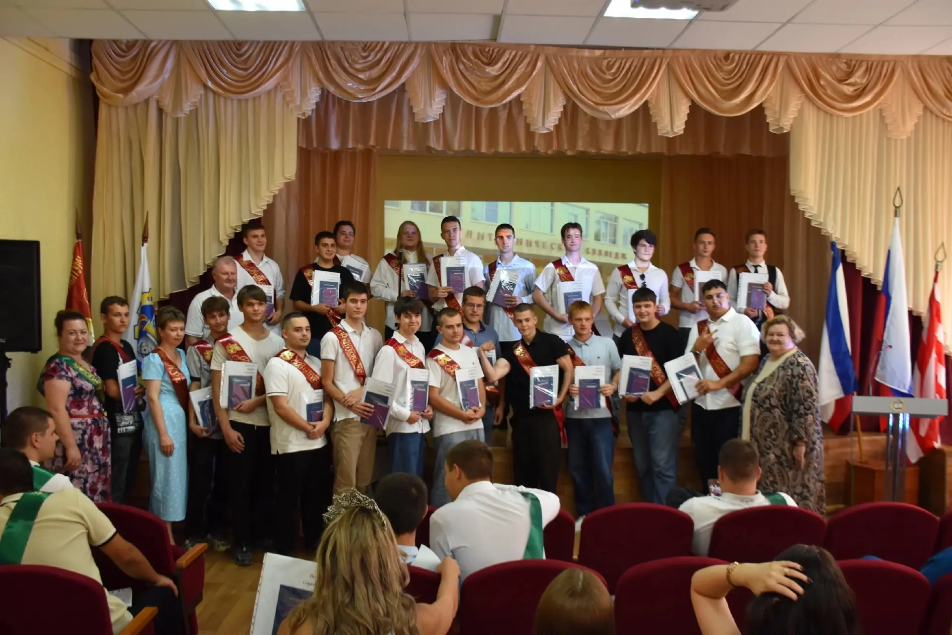 Выпускной-2026 👏👨🏼‍🎓🇷🇺👩🏻‍🎓💐💫

🎓 1 июня, в нашем колледже был особенный день — день, когд