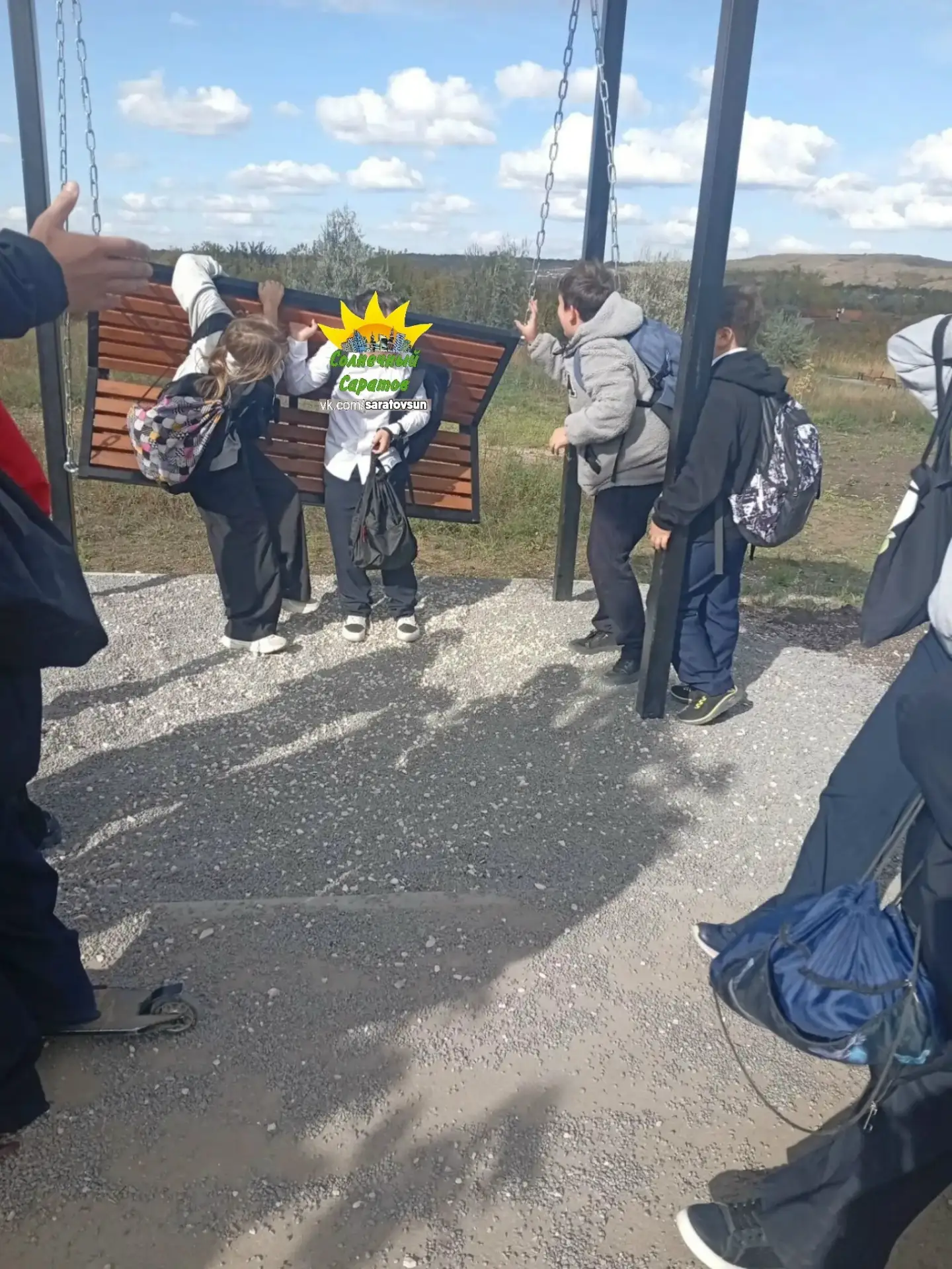 В Соловьиной роще сломали качели((