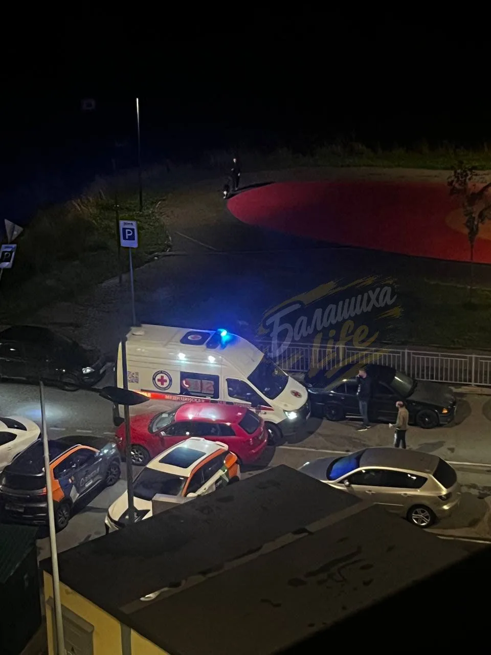 В ЖК «Пехра» водители оставляют машины так, что скорая помощь не может проехать.