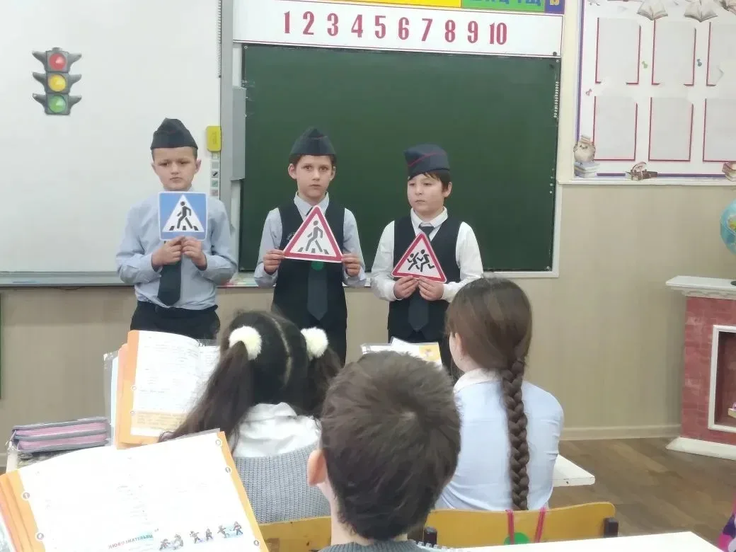 🚦 Учимся безопасности на дорогах!  Сегодня у ребят из 2-го класса МБОУ СОШ №18 прошло необычное и оч